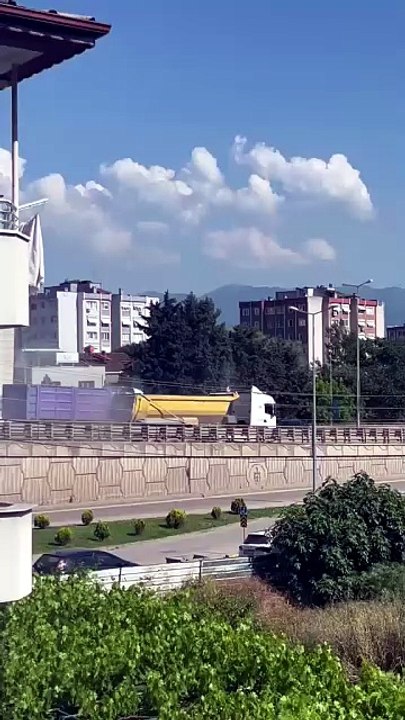 Yahya Kaptan Köprülü Kavşağı’nda lastiği patlayan tırdan dumanlar yükseldi, trafik aksadı