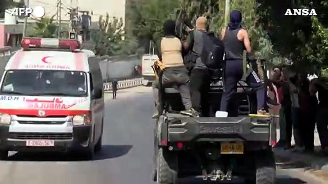 Gaza, la parata dei combattenti palestinesi con mezzi militari israeliani