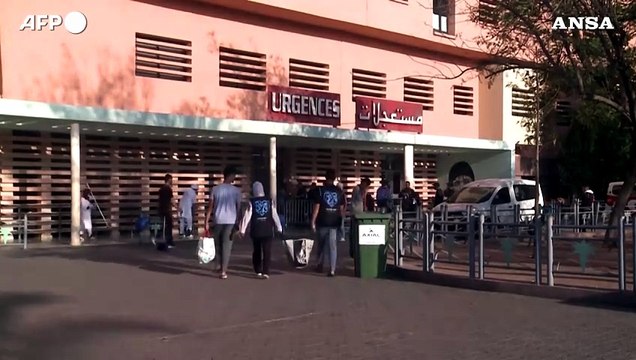 Sisma in Marocco, famiglie dei feriti in attesa davanti all'ospedale a Marrakech