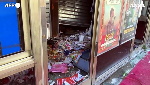Francia in rivolta, danni e auto bruciate a Noisy-Le-Sec