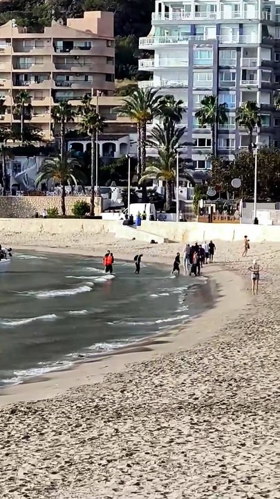 Llegada de migrantes a una playa turística de Calp
