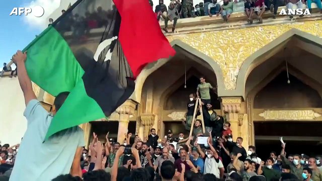 Inondazioni in Libia, in centinaia a Derna dimostrano contro il governo dell'est