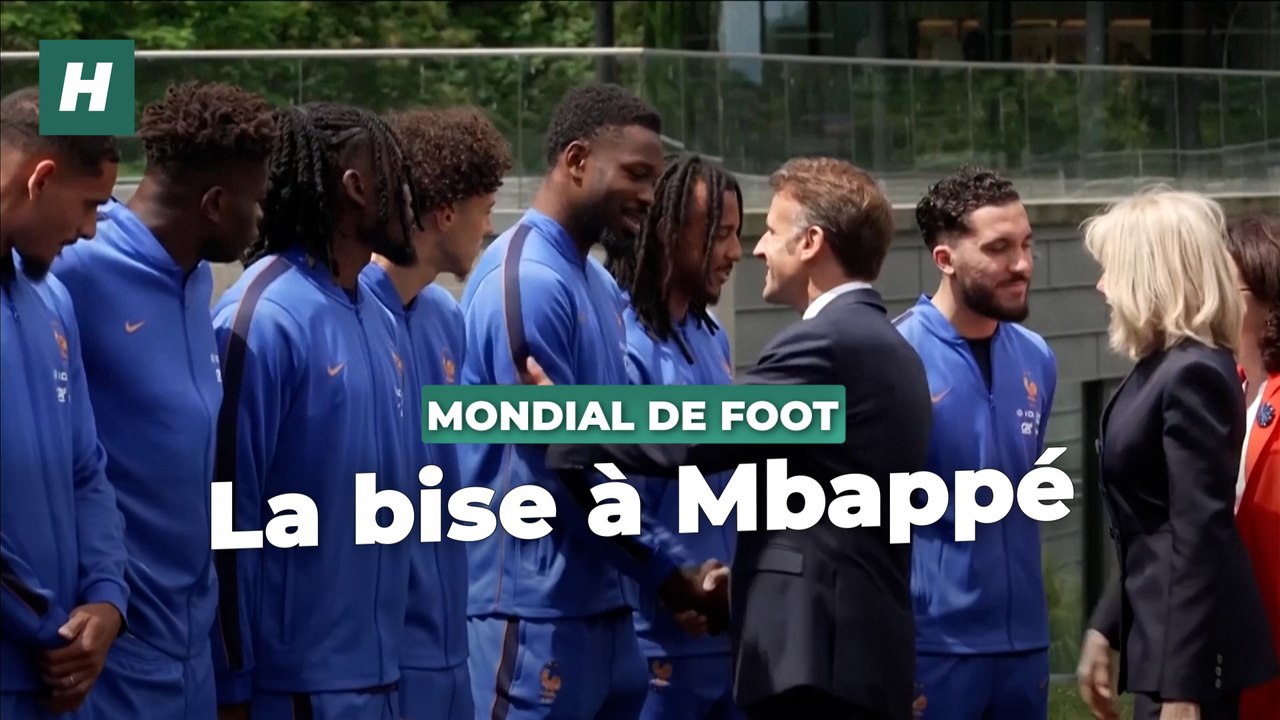Mbappé a eu droit à la bise de Macron pour sa visite à Clairefontaine avant le Mondial