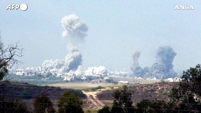 Israele, enormi nuvole di fumo si alzano a nord di Gaza dopo bombardamento
