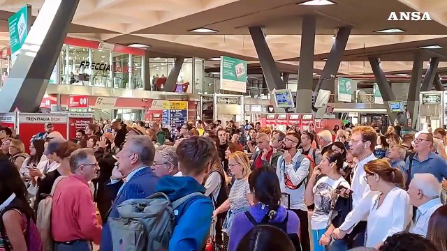 Terremoto, sospesa la circolazione treni: disagi alla stazione Napoli Centrale
