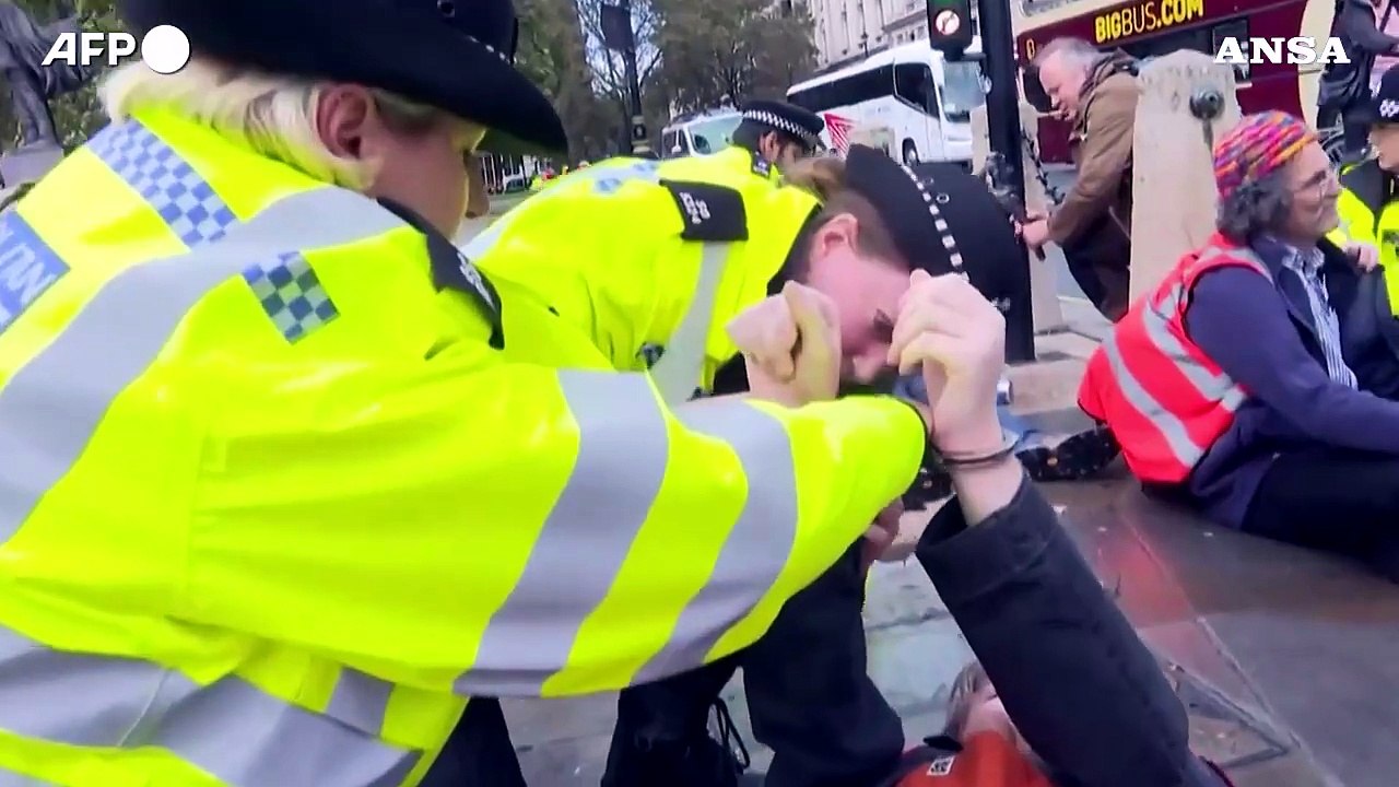 Londra, Just Stop Oil in piazza contro le licenze petrolifere: 65 fermi