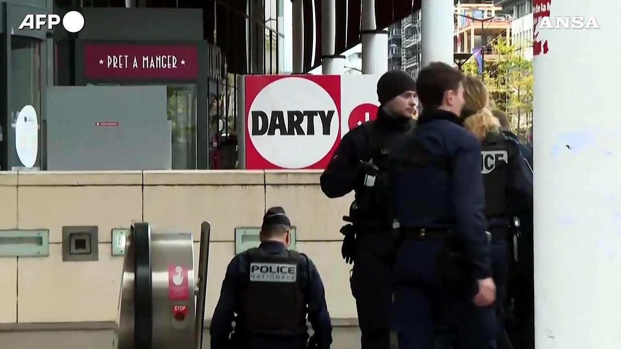 Parigi, donna velata minaccia di farsi esplodere: la polizia apre il fuoco