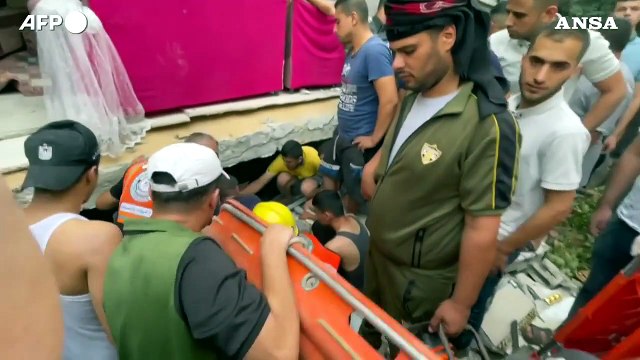 Rafah, si cercano sopravvissuti tra le macerie di una casa