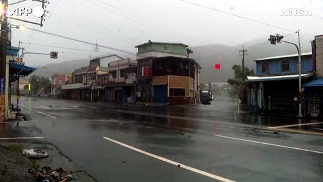 Taiwan, il tifone Koinu soffia oltre i 340 km/h sull'isola delle Orchidee