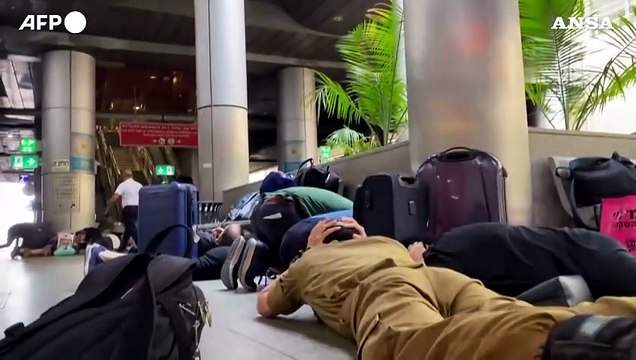 Israele, sirene in una stazione ferroviaria di Tel Aviv
