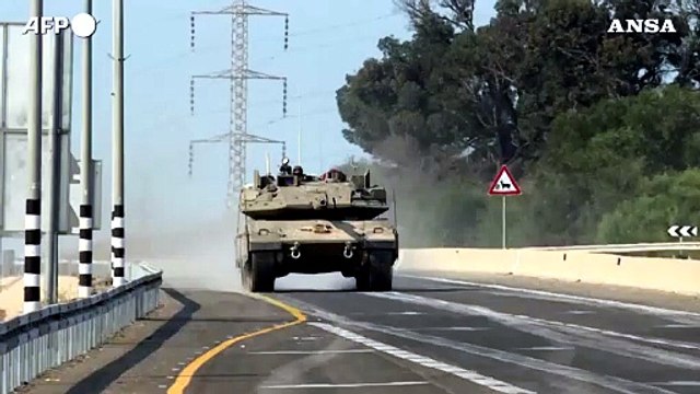 Israele, convoglio di carri armati israeliani si schiera vicino al confine con Gaza