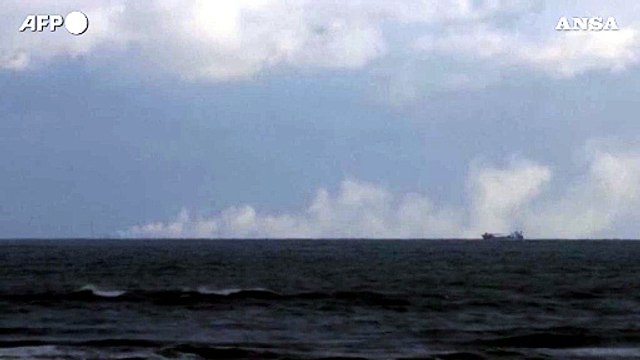 Nave cargo in fiamme al largo delle coste olandesi, un morto