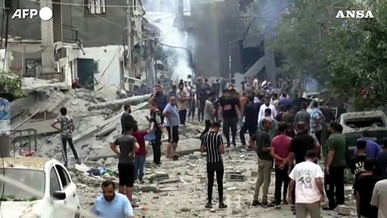 Moschea rasa al suolo da un attacco aereo israeliano su Gaza
