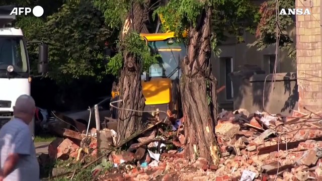 Ucraina, droni russi colpiscono una scuola a Kharkiv: la rimozione delle macerie