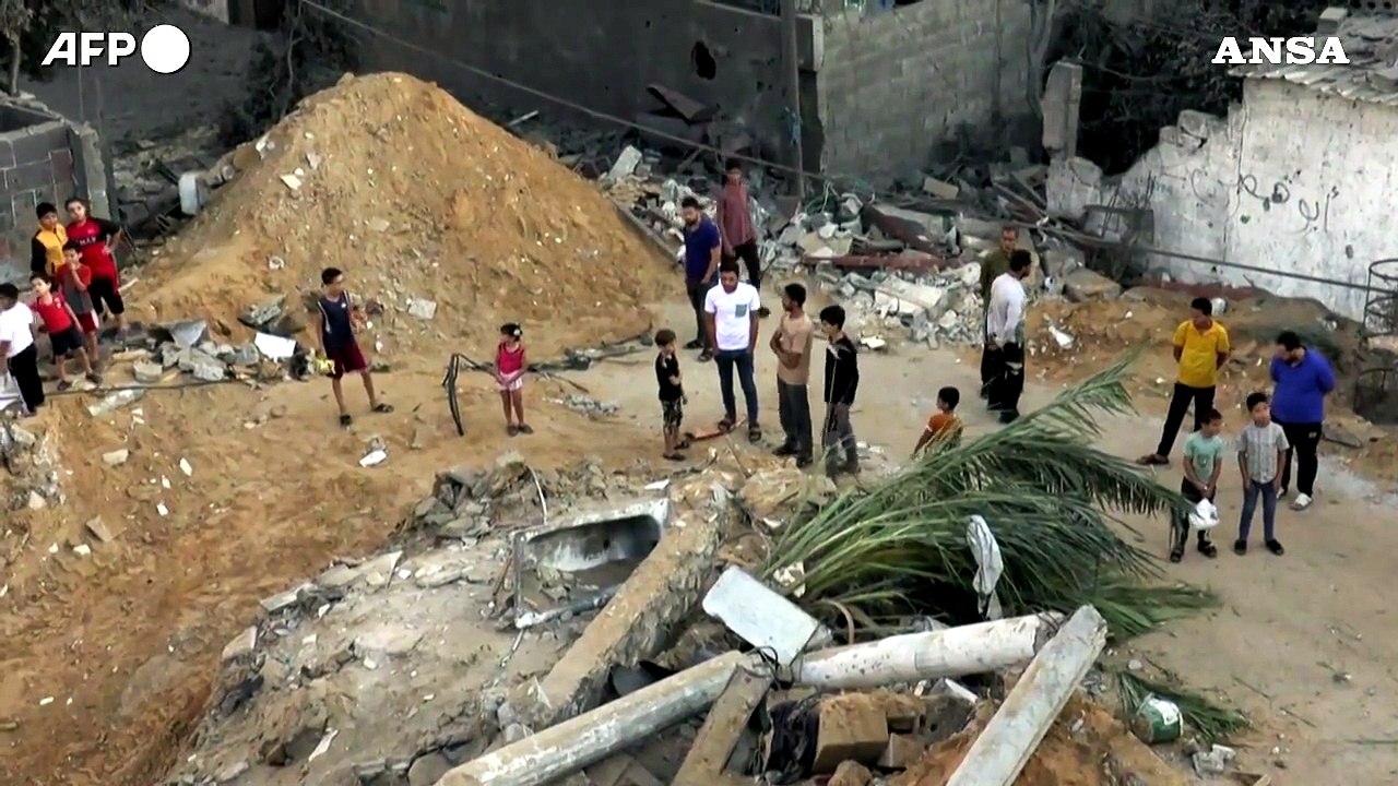 Gaza, a Rafah tra le macerie di un'abitazione colpita da un attacco aereo israeliano