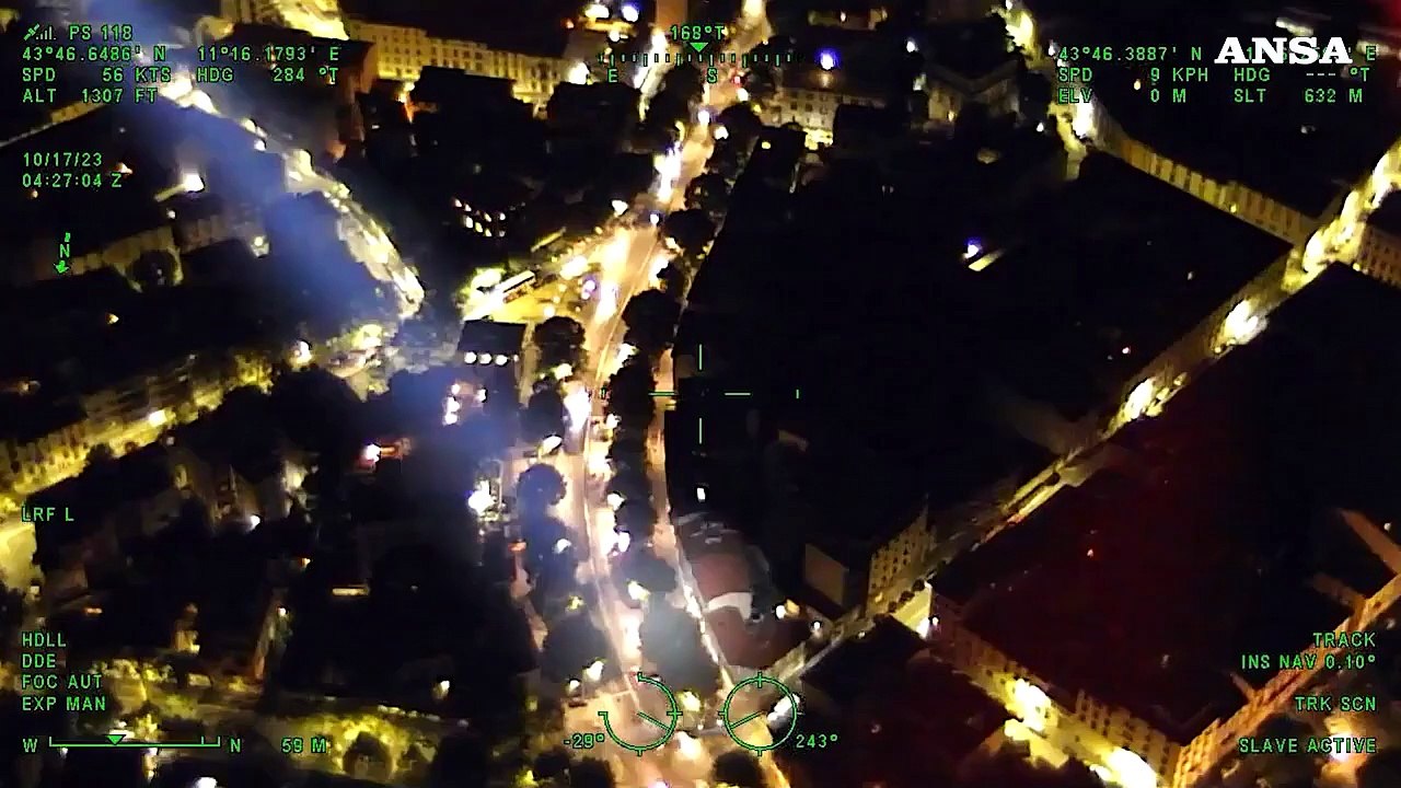 Firenze, sgombero di un edificio occupato abusivamente: un uomo sale sul tetto