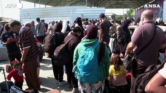 Centinaia di stranieri al valico di Rafah in attesa di lasciare la Striscia di Gaza