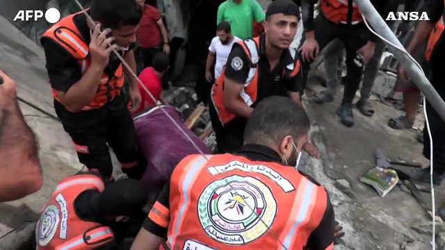 Gaza, soccorritori cercano sopravvissuti tra le macerie di una casa distrutta a Rafah