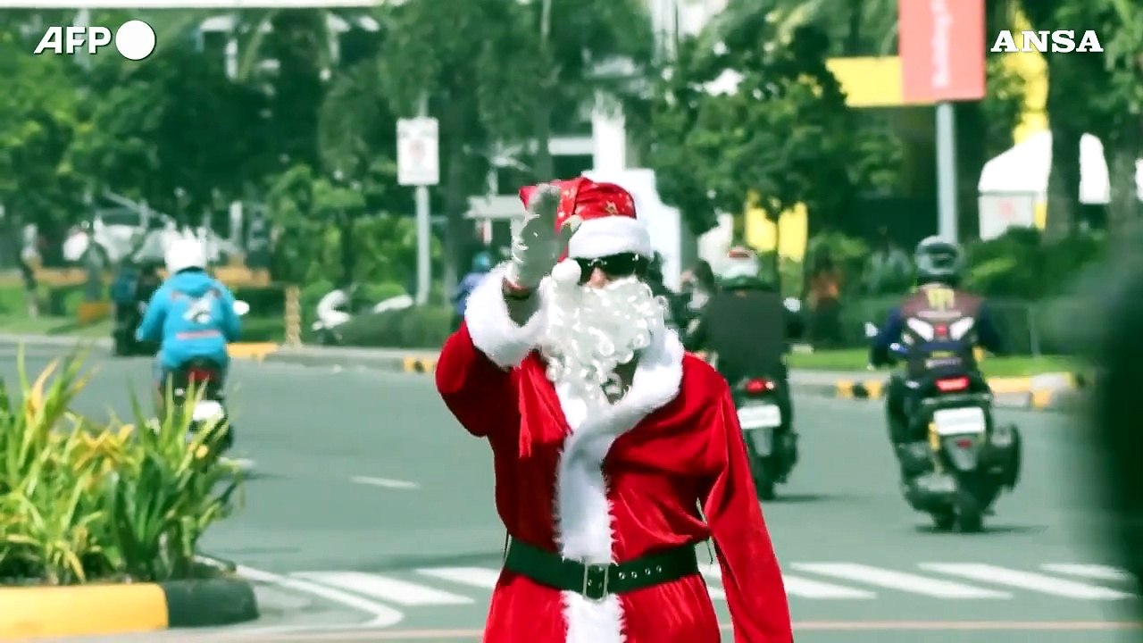 Babbo Natale ballerino dirige il traffico di Manila