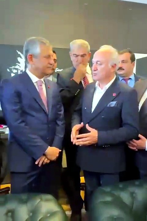 CHP Kocaeli tam kadro Özel’e gitti! “Başkan biraz fazla sarılıyor”