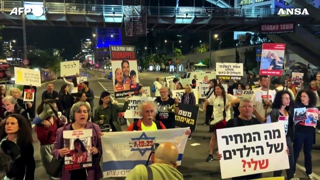 Israele, familiari degli ostaggi protestano davanti al ministero della Difesa a Tel Aviv