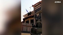 Gaza, soldati israeliani innalzano la bandiera su una casa nel nord della Striscia