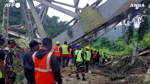 India, crolla un ponte ferroviario in costruzione: almeno 17 operai morti