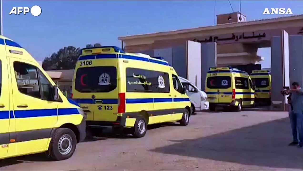Rafah, ambulanze in fila sul lato egiziano del valico in attesa di feriti da Gaza