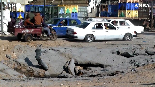 Gaza, disagi dopo un attacco sulla strada tra Rafah e Khan Yunis