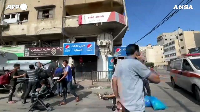 Palestinesi in fuga da Gaza City verso il sud della Striscia