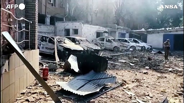 Ucraina, attacco russo su Kryvyi Rih: soccorritori scavano tra le macerie
