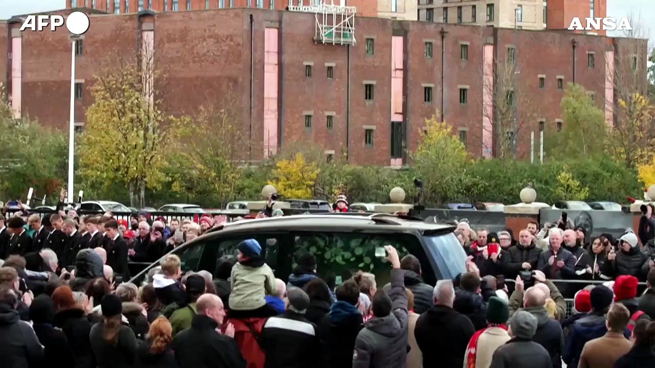Migliaia in strada a Manchester per l'ultimo saluto a Bobby Charlton