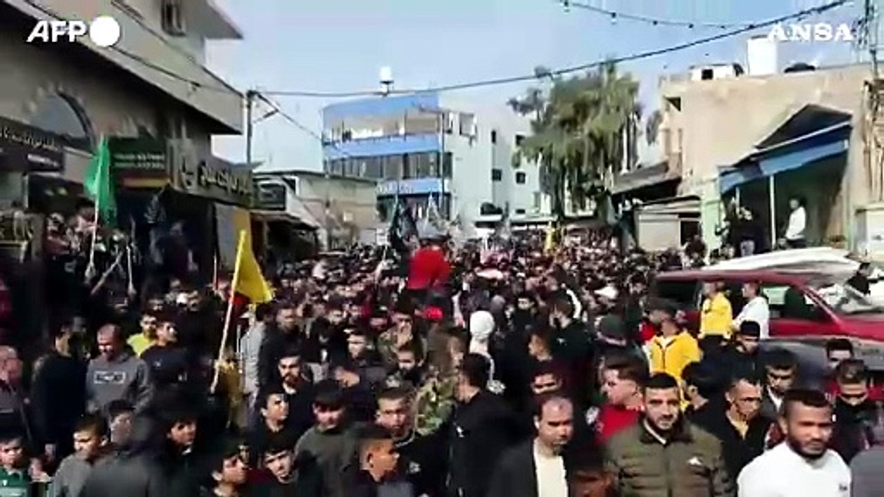 Palestinese ucciso in Cisgiordania, molte persone marciano per le strade di Azzun