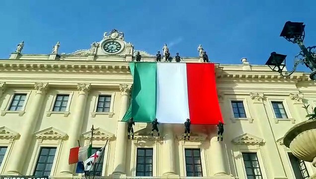 Festa per gli 80 anni della Repubblica a Sassari: lo spettacolare dispiegamento del Tricolore