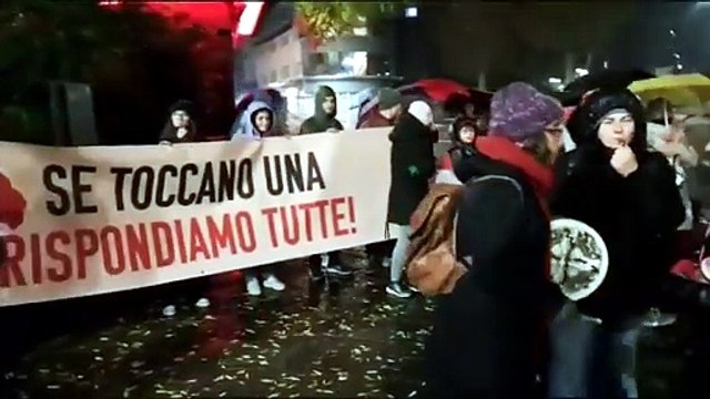 Salsomaggiore, manifestazione rumorosa in piazza Berzieri contro la violenza di genere dopo l'omicidio di Meena