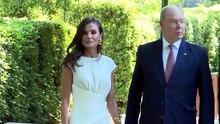 La Reina Letizia impacta con un vestido de estreno rojo vibrante con fajín y maxi lazada