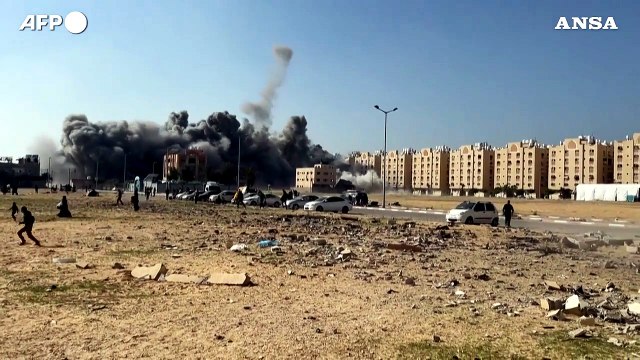 Gaza, raid dal mare e dal cielo colpiscono edifici a Khan Yunis: la gente scappa