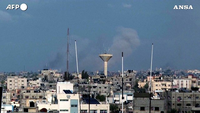 Gaza, nuvole di fumo si alzano sopra Khan Yunis