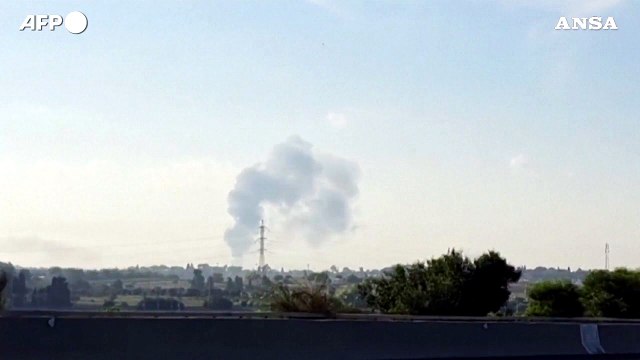 Razzi da Gaza verso Israele, colonne di fumo