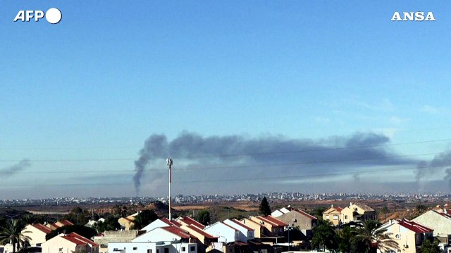 Gaza, nuvole di fumo si alzano nel nord della Striscia