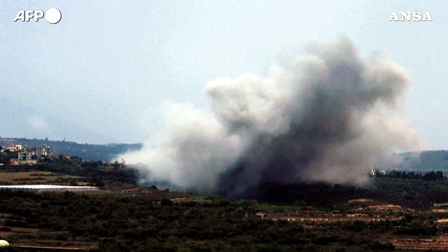 Libano, si alza una nuvola di fumo dopo un raid israeliano