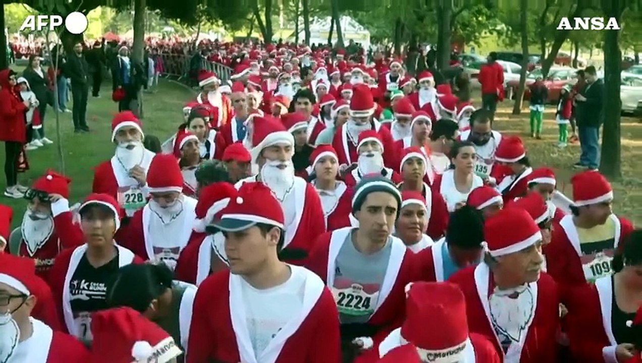 Messico, la corsa dei Babbi Natale di ogni eta'...