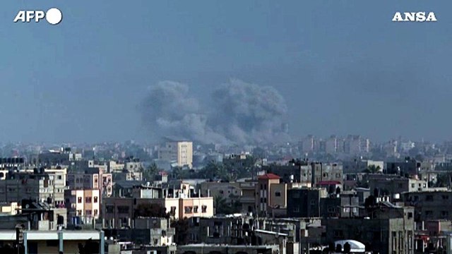 Gaza, nube di fumo si alza su Khan Yunis dopo un attacco aereo israeliano