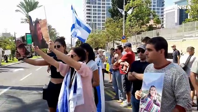 Rabbia e dolore a Tel Aviv, protestano le famiglie degli ostaggi israeliani