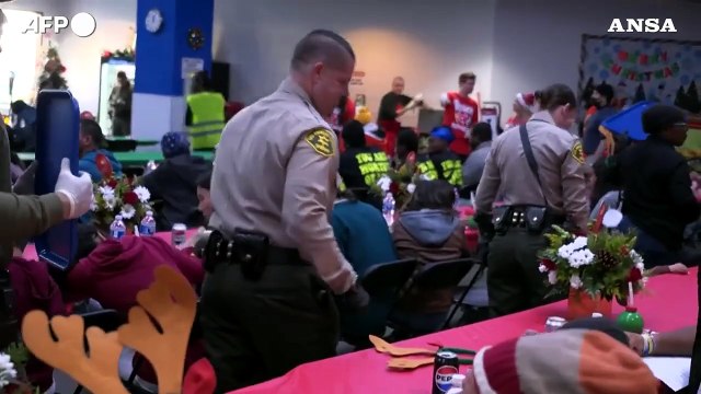 Pranzo di Natale per i senzatetto a Los Angeles, attrici e attori in campo