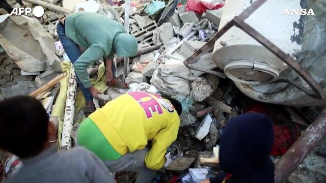 Gaza, palestinesi tra le macerie di una casa distrutta