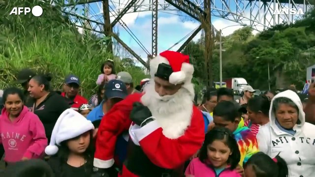 Guatemala, Babbo Natale si cala da un ponte e porta doni ai bimbi poveri