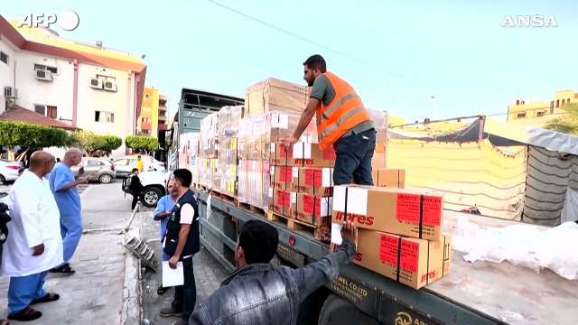 Gaza, un camion di aiuti dell'Oms arriva all'ospedale Nasser