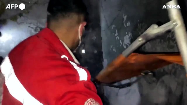 Attacco Israele su Khan Yunis, palestinesi cercano sopravvissuti tra le macerie