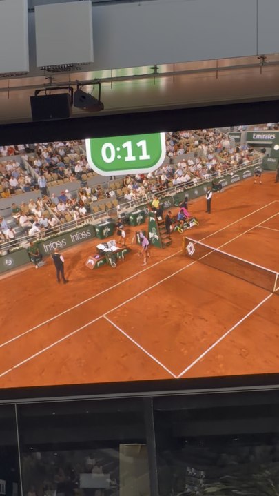 Arthur Rinderknech letting the frustration out at Roland-Garros 🎾💥Racket smashed after a tough point